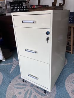 File cabinet with wheels and lock