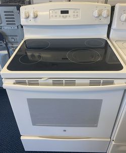 White GE Four Burner Glass Top Electric Stove (2-0076)