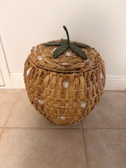 Woven Wicker Basket with Lid