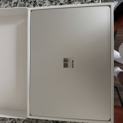 Microsoft Surface Laptop 13.8”