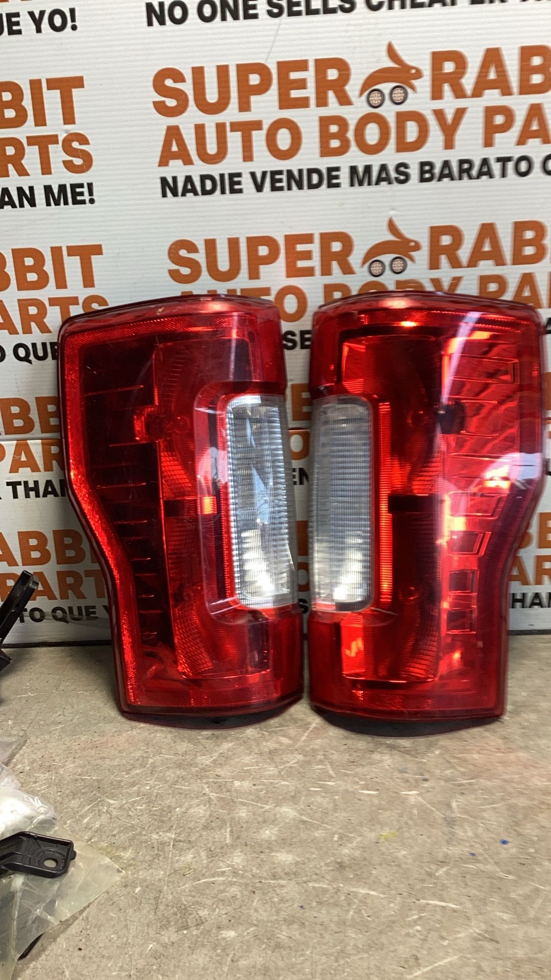 2017 FORD Super Duty F250 F350 Tail Light Pair Halogen Original 2019