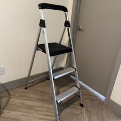 MOVING - 3-Step Folding Ladder – Lightweight & Sturdy