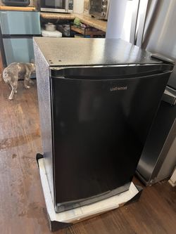 Mini Fridge ( Brand Upstream Br321