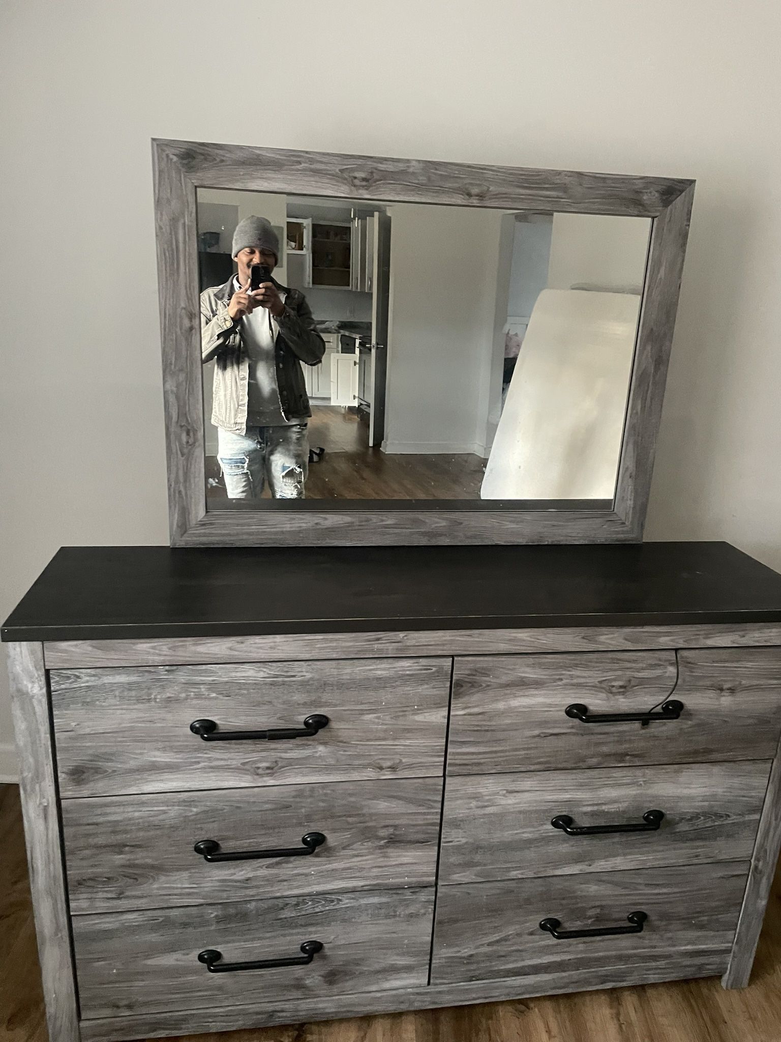 Dresser With Mirror