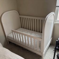 Crib (Mattress/Toddler Gate Included)