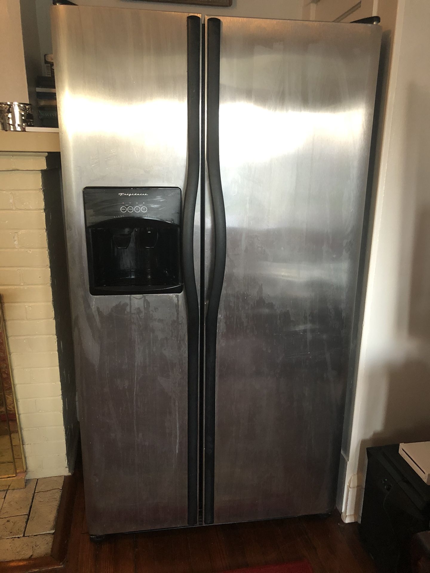 Fridigidaire 26 Cubic Foot Refrigerator Fridge Side By Side Freezer