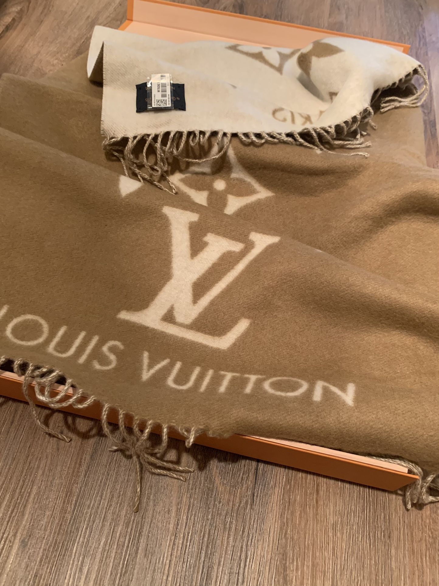 Louis Vuitton Reykjavik Scarf in colors Sand