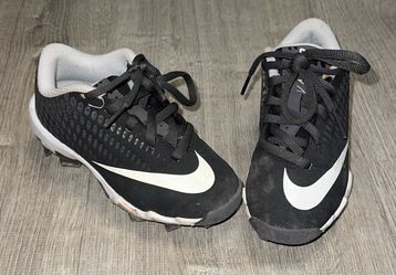 Baseball cleats