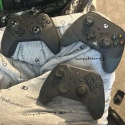 3 xbox controllers