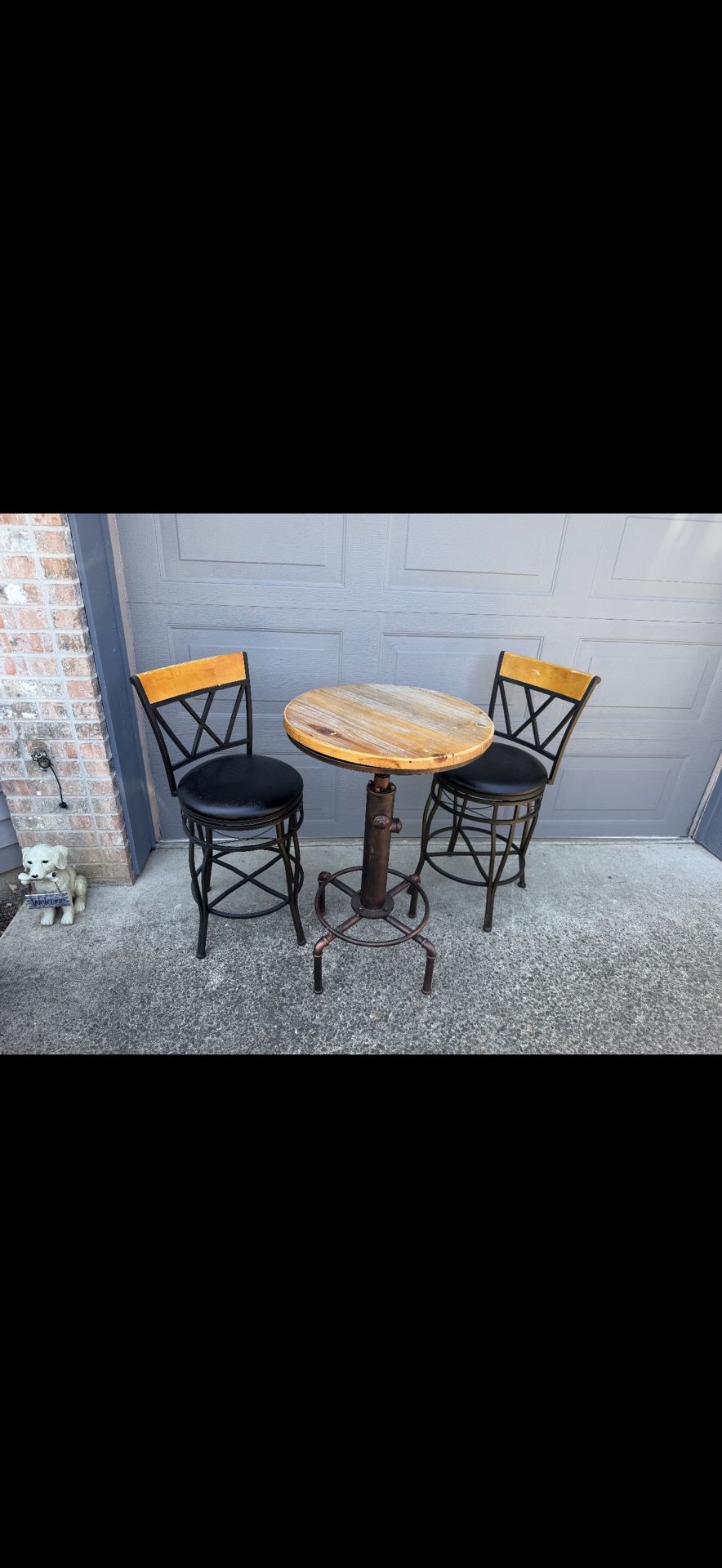 Table /2 Chairs