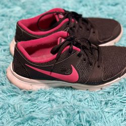 Women’s Nike Shoes 7.5