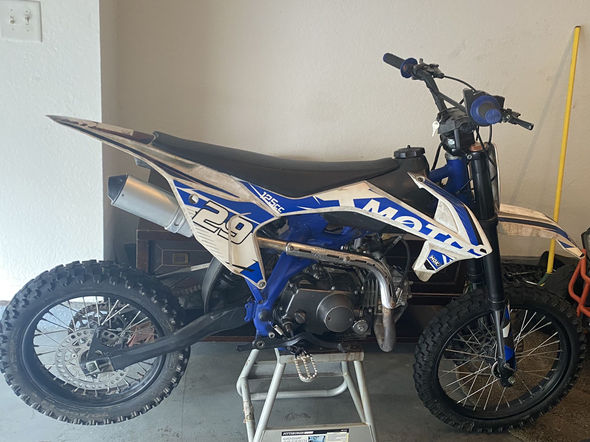 2020 XMotos 125cc FULL-SIZE DIRT BIKE young and adult
