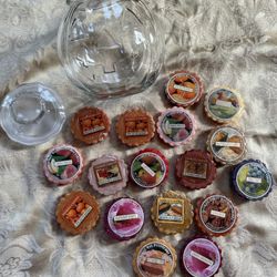 Yankee Candle (17) Wax Melts inside Glass Pumpkin Covered Bowl