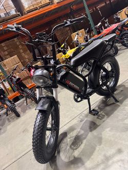 Long-seat electric bicycle