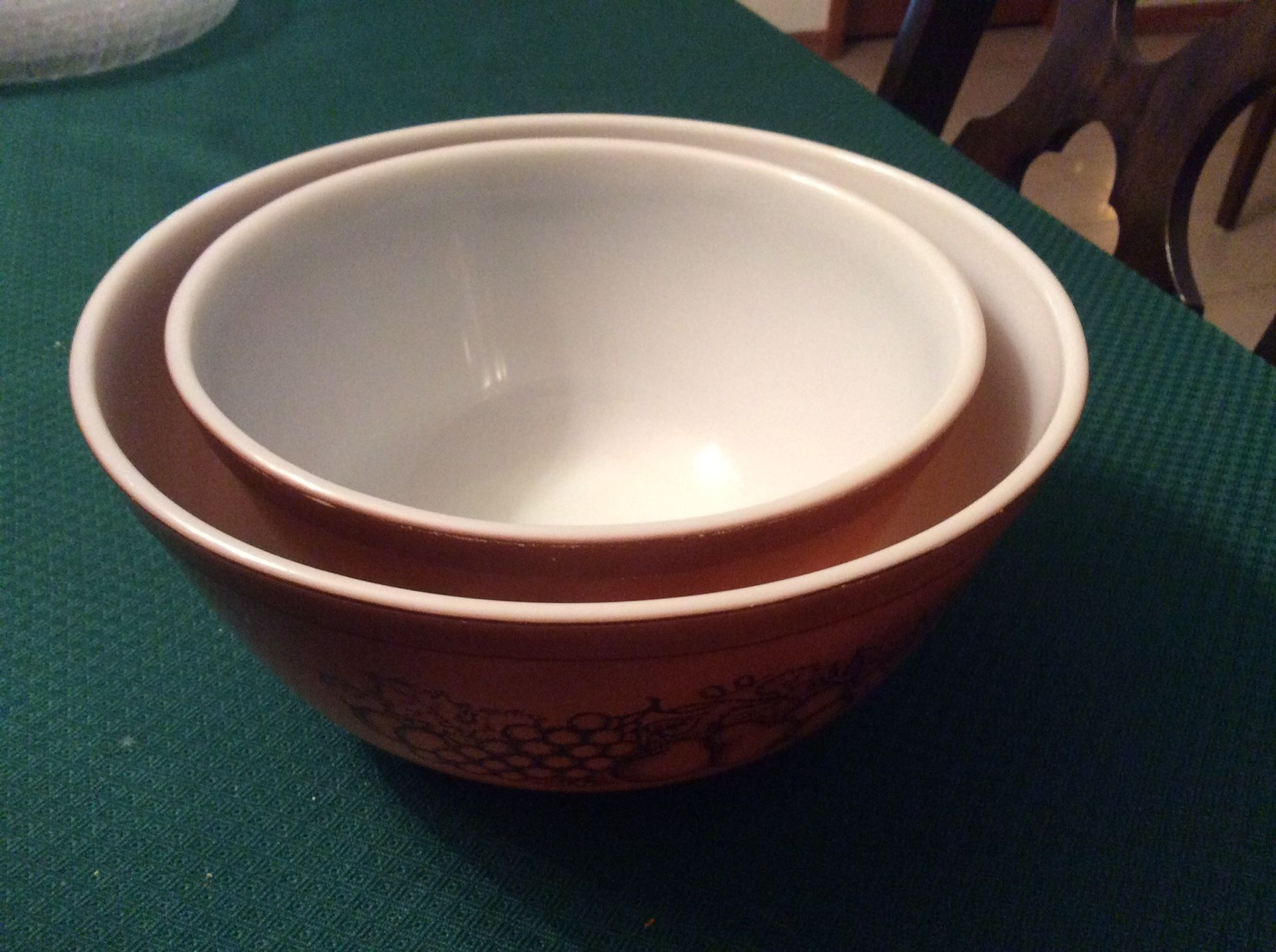 Pyrex 1956 Old Orchard bowl set in great condition for collectors