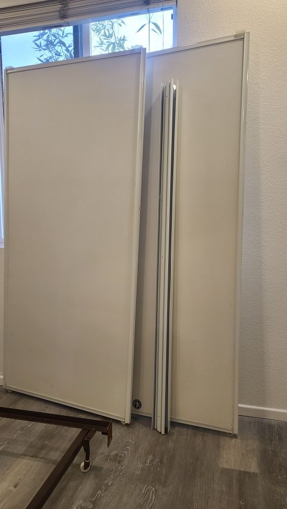 Closet sliding door