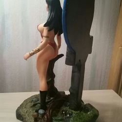 VAMPIRELA PORCELAIN STATUE