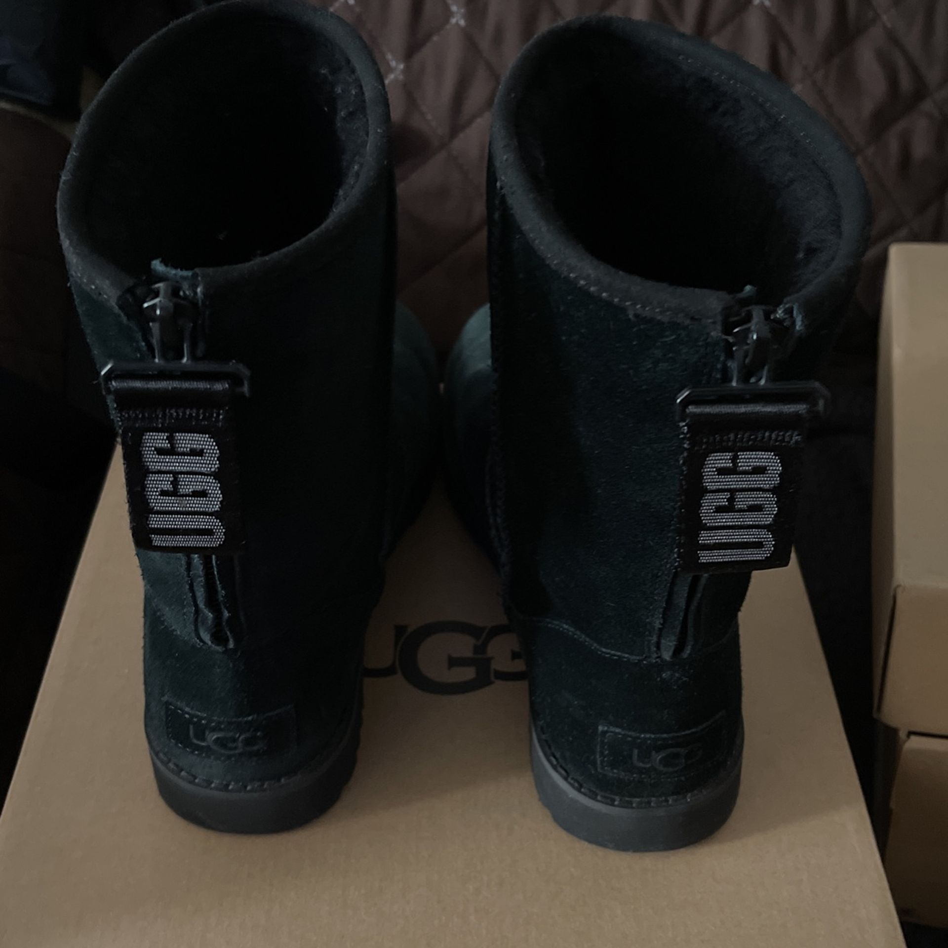Authentic Ugg Boot W/ Back Zipper NICE! Size 8