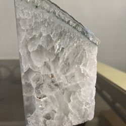 💎 Beautiful Natural Quartz Geode - Decor / Collection Price: $35 - $45 Location: Katy, TX (Near Katy Mills / Grand Parkway) Description: Enhance your