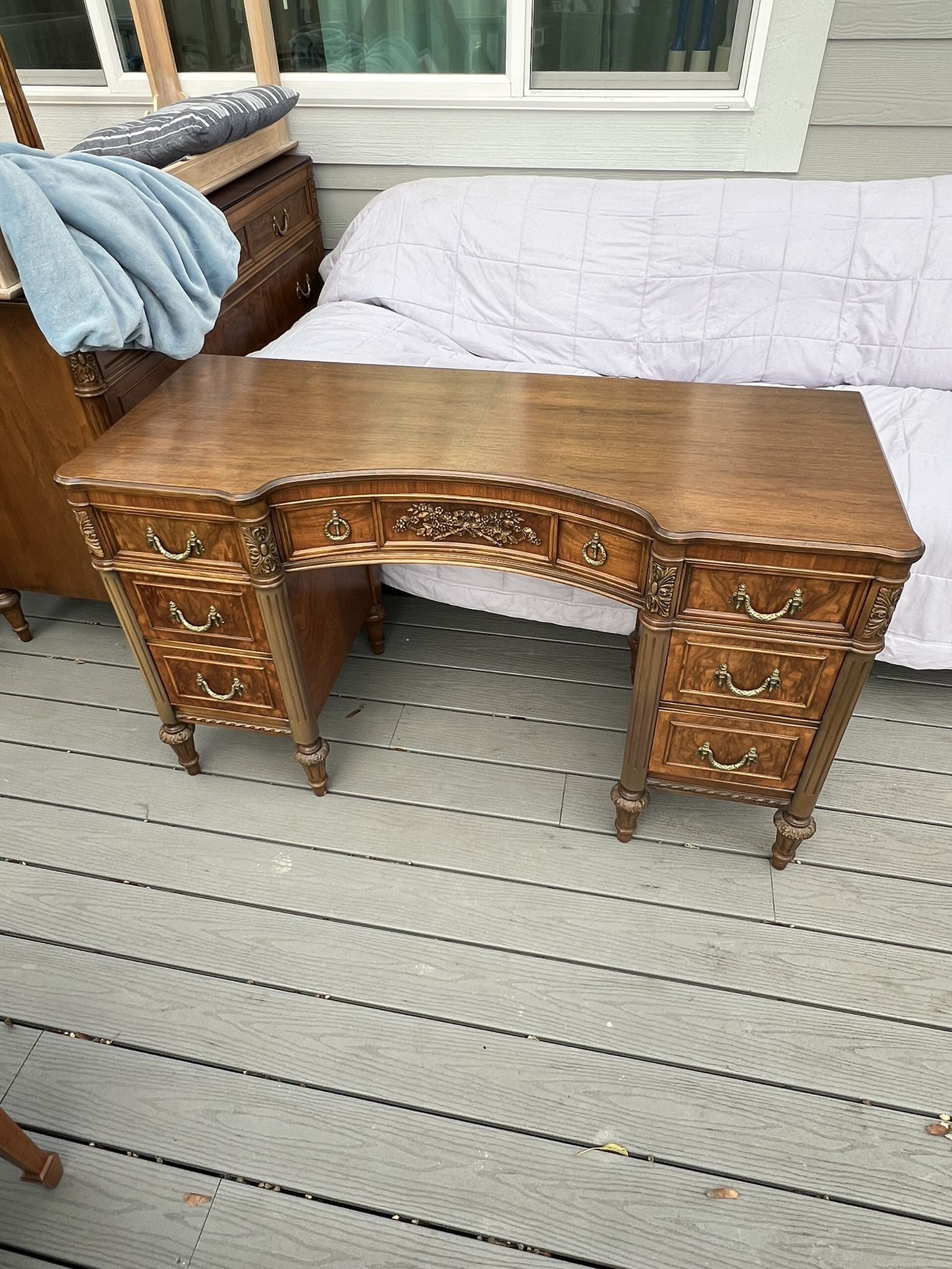 Beautiful Table. Solid Wood. Classic.