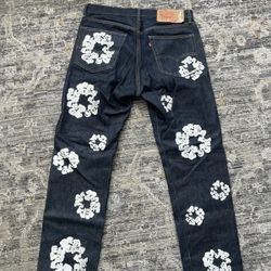 Levi Demin Tear Jeans Size 32