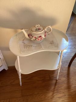**** RARE FIND - Vintage Cute Shabby Chic Wooden Accent Table - Pls read description & see my other listings ****