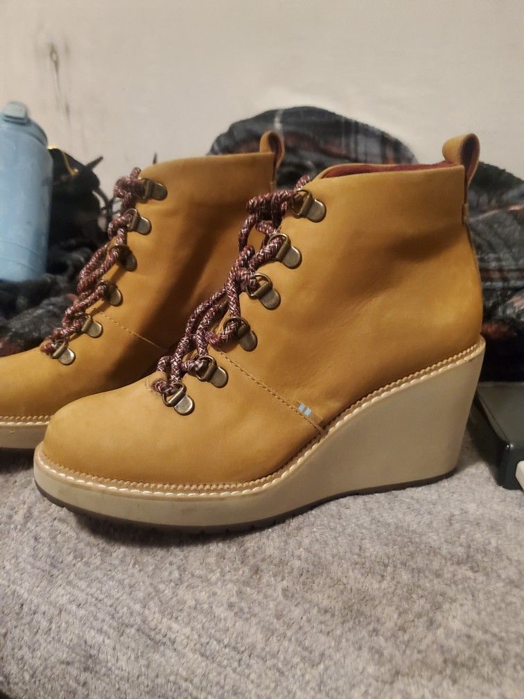 TOMS worker Boot Looking Heeled Boots SIZE 6