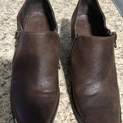 Woman’s Shoes Size 81/2