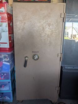 Giant Safe