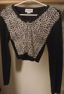 Beautiful Soft Zip-Up Sweater (Size Small)