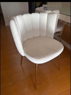 Crème color velvet dining chairs