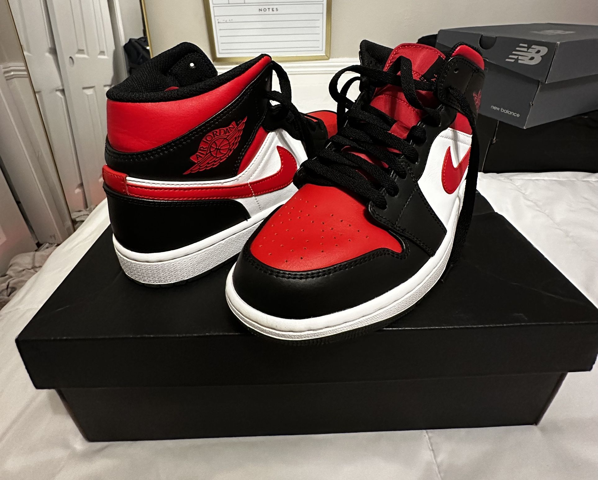 Jordan 1 Mid Black/fire Red