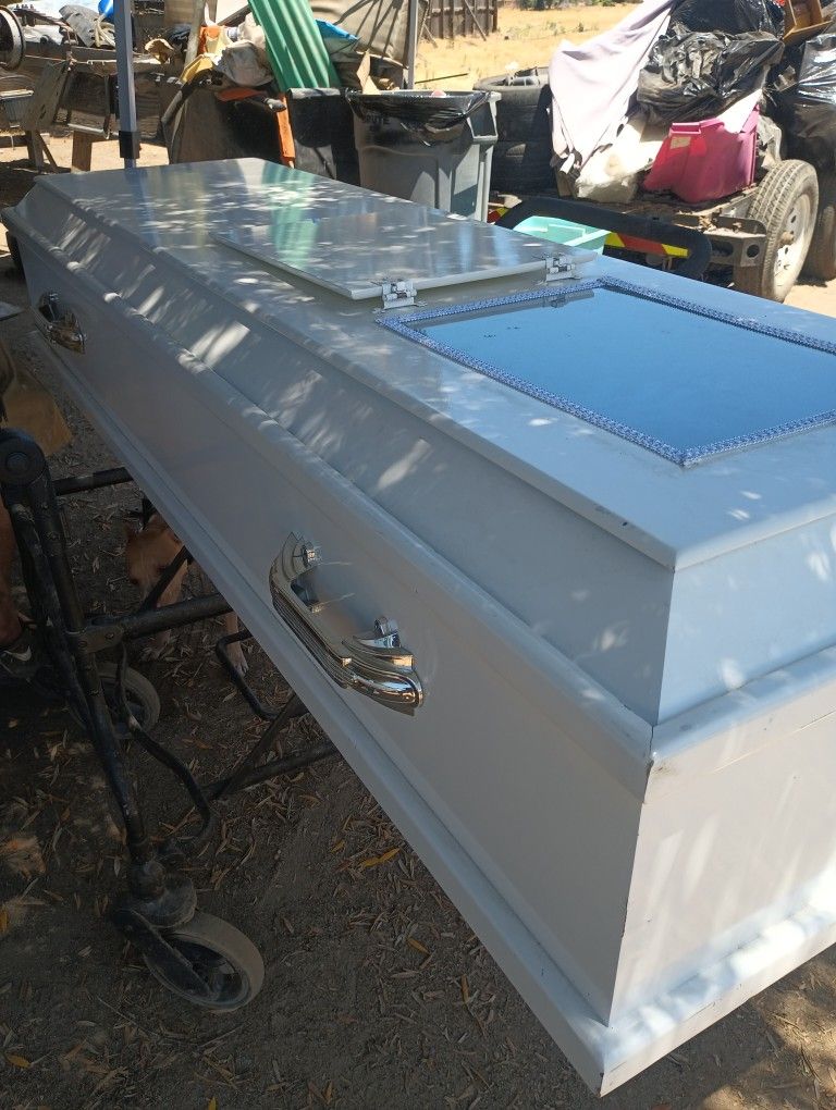 Casket82