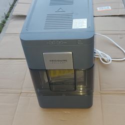 Frigidaire Gallery Nugget Ice Maker  EFIC255-Black