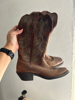 Woman’s cowboy boots 👢 6.5