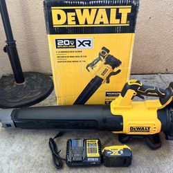 DEWALT 20V MAX 125 MPH 450 CFM Brushless Cordless Battery Powered Blower Kit with (1) 5 Ah Battery & Charger