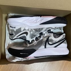 BRAND NEW SIZE 10 NIKE KYRIE 8 WHITE & BLACK