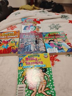 Five world of RC and world of Veronica jumbo comics. In excellent condition these include issues number 25, number 32, number 130, number 138, and num