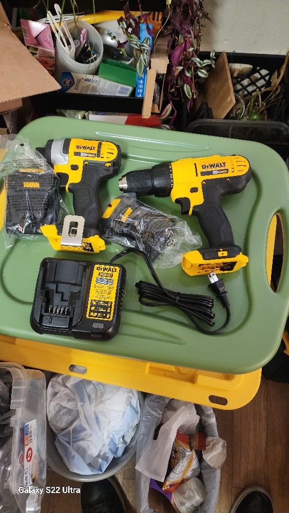 DEWALT 2-Tool 20-Volt Max Power Tool Combo Kit with Soft Case (2-Batteries and charger Included