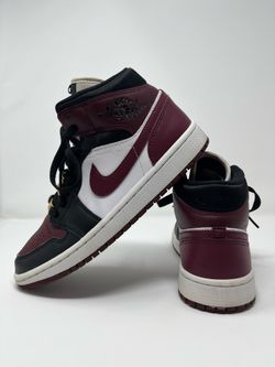 Wmns Air Jordan 1 Mid Se Gold Pendants