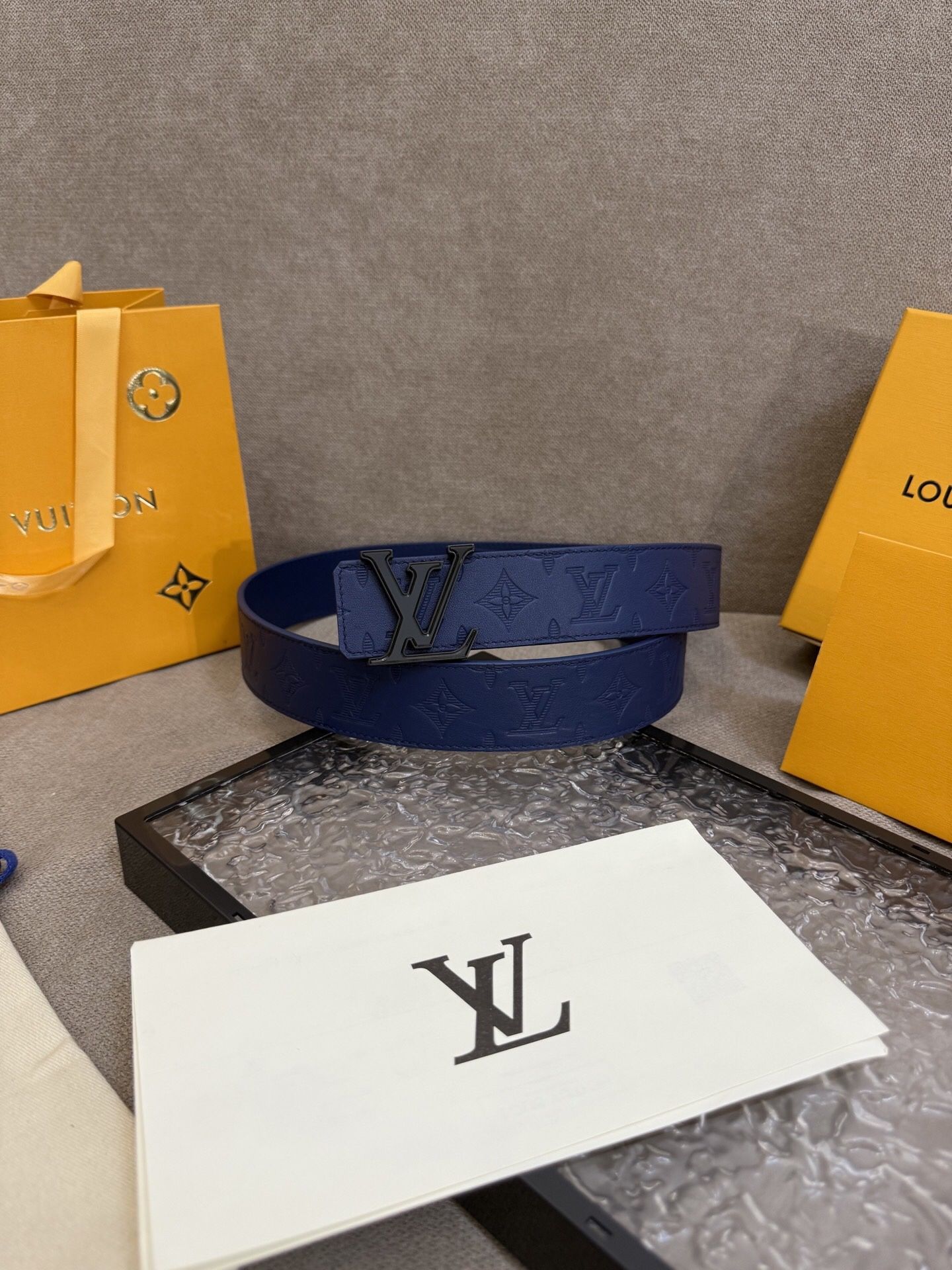 Louis Vuitton men's and women's same belt