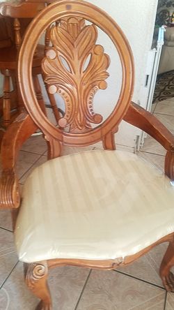 Sillas de. Madera son. 2.