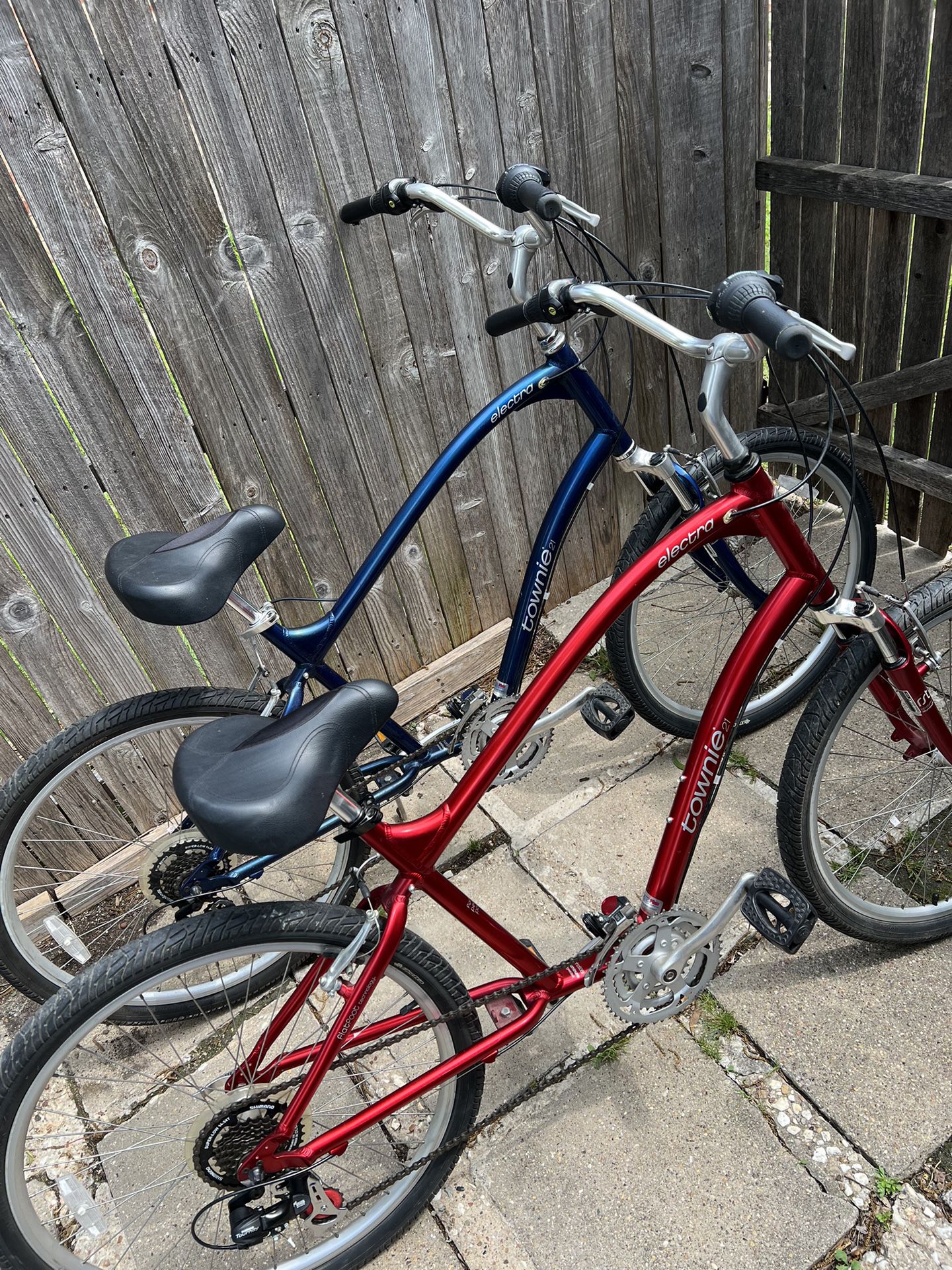 *PARTNER SET* Electra - Townie 21  26” wheel  Cruiser bikes (Red/Blue)  3x7 gearing  Front suspension  
