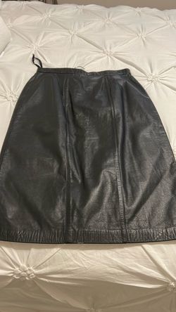 Beautiful knee land, leather ski skirt