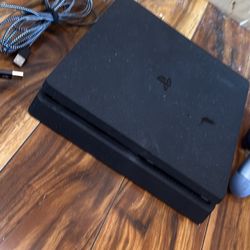 Ps4 slim w/ controllers
