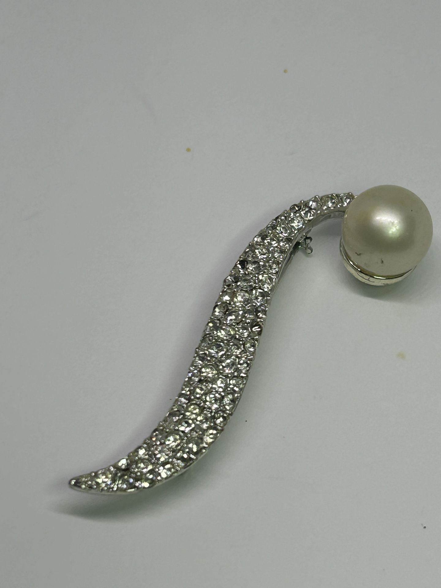 SILVER TONE RHINESTONE BROOCH