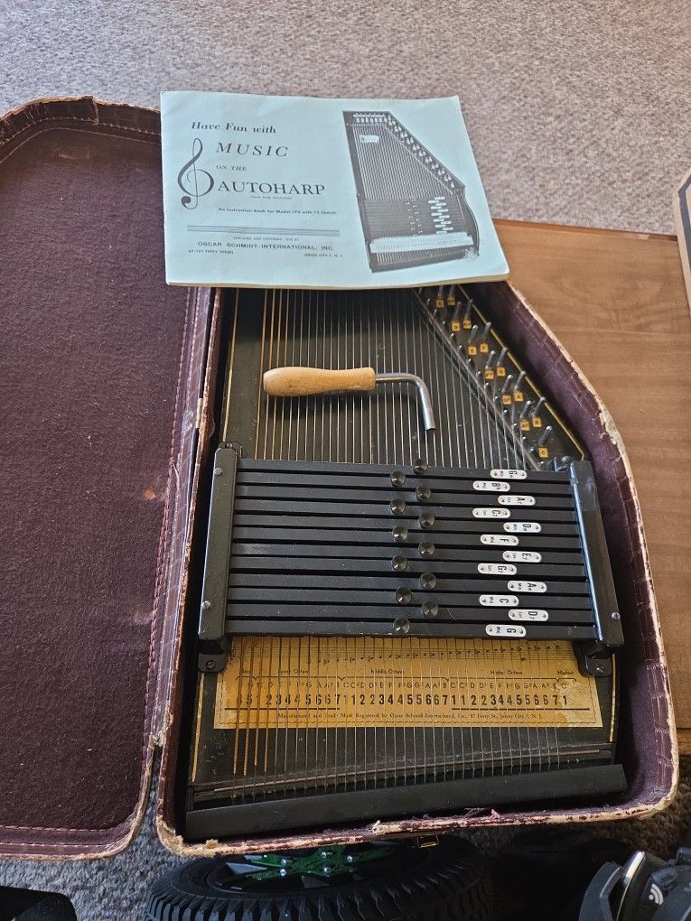 Vintage Oscar Schmidt Autoharp Model #73 w/ Case, Tuning Wrench, Booklet – 12 Chords