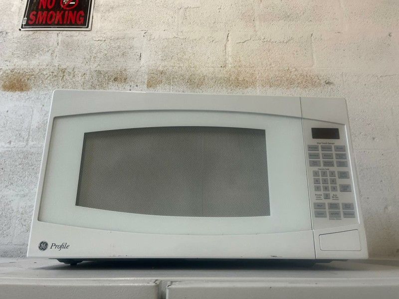 Microwave GE White Great Condition 