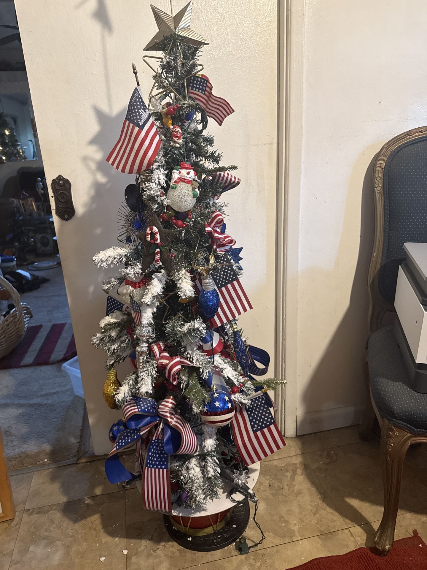 Gorgeous 4 Foot Patriotic Christmas Tree Professionally Decorated Ready To Plug In