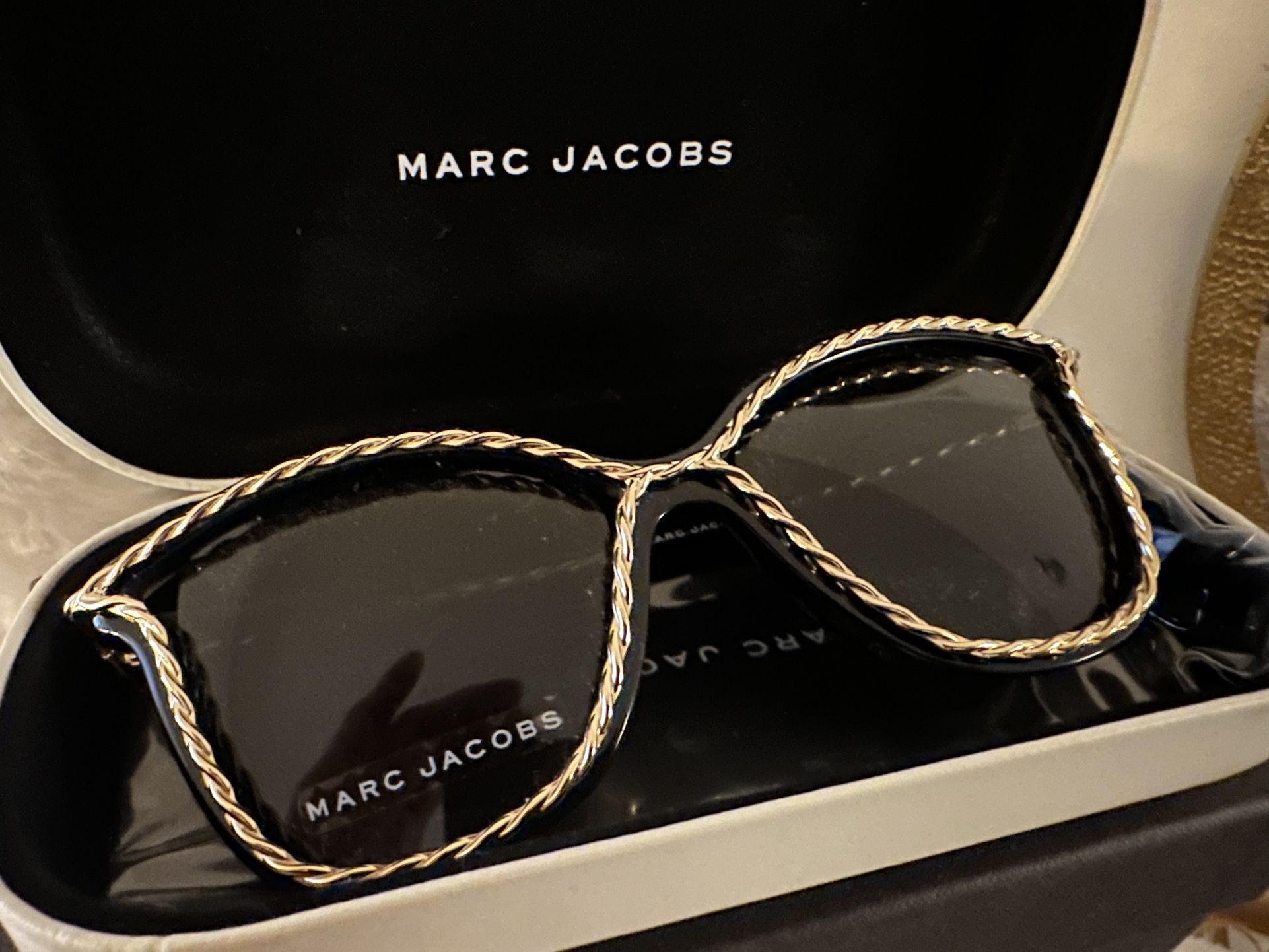 MARC JACOBS GOLD AND BLACK SUNGLASSES display picture 1